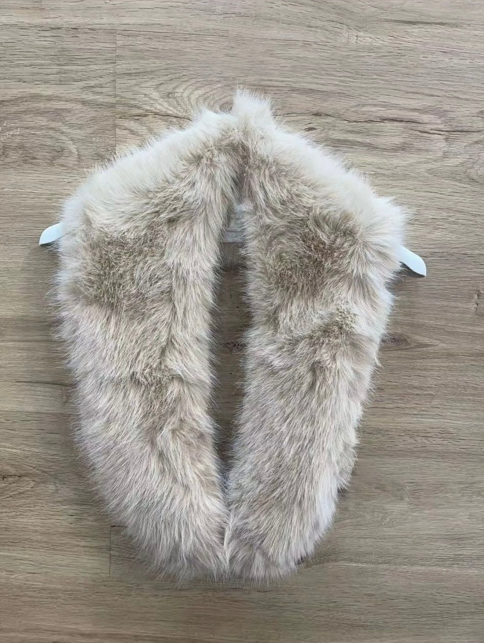 Cuello de pelo blanco con cierre