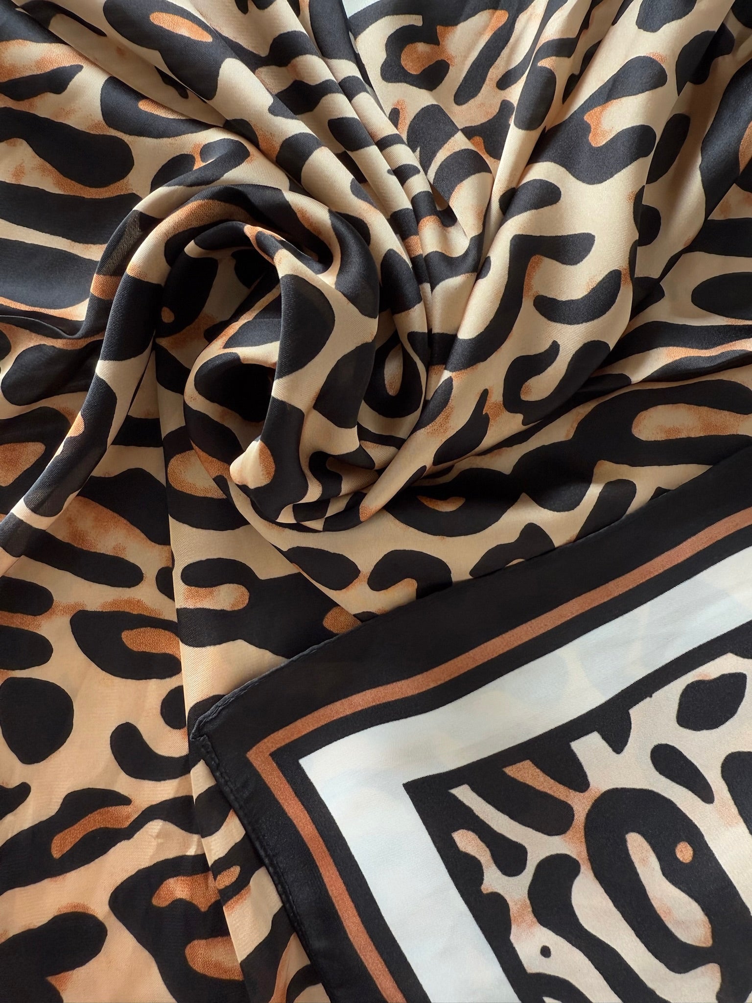 Pañuelo animal print borde marrón