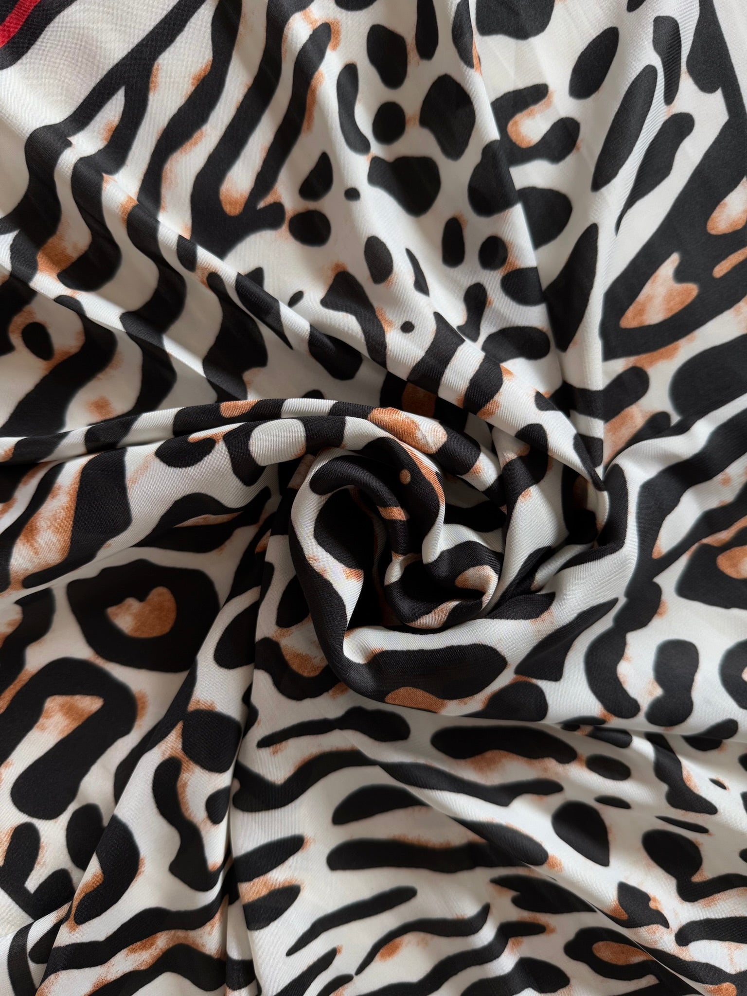 Pañuelo animal print borde rojo