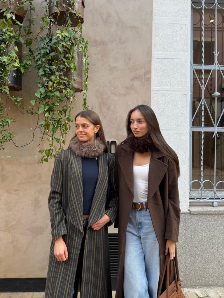 Cuello de pelo rodondo topo