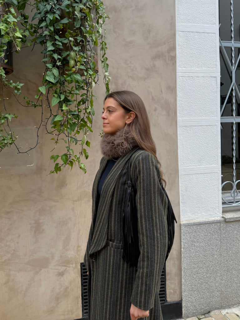 Cuello de pelo rodondo topo