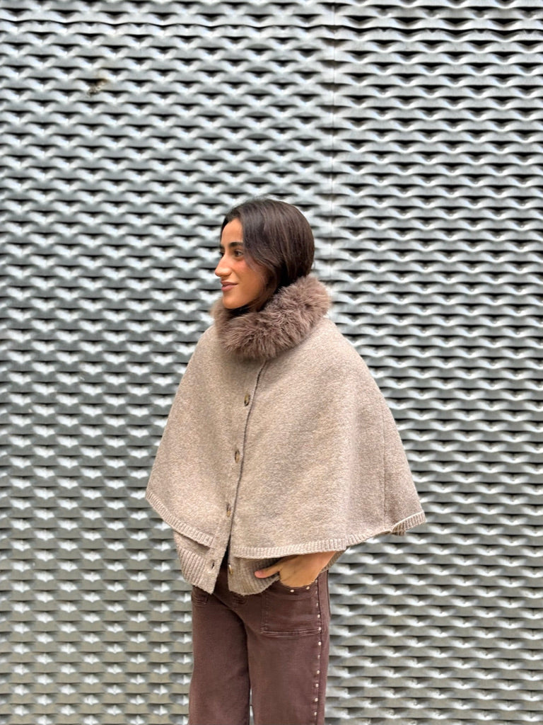 Cuello de pelo rodondo topo