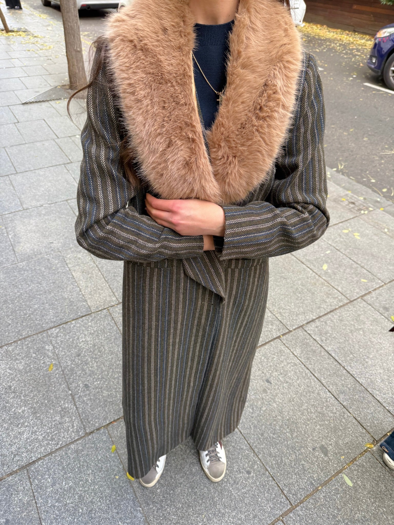 Cuello de pelo marrón claro