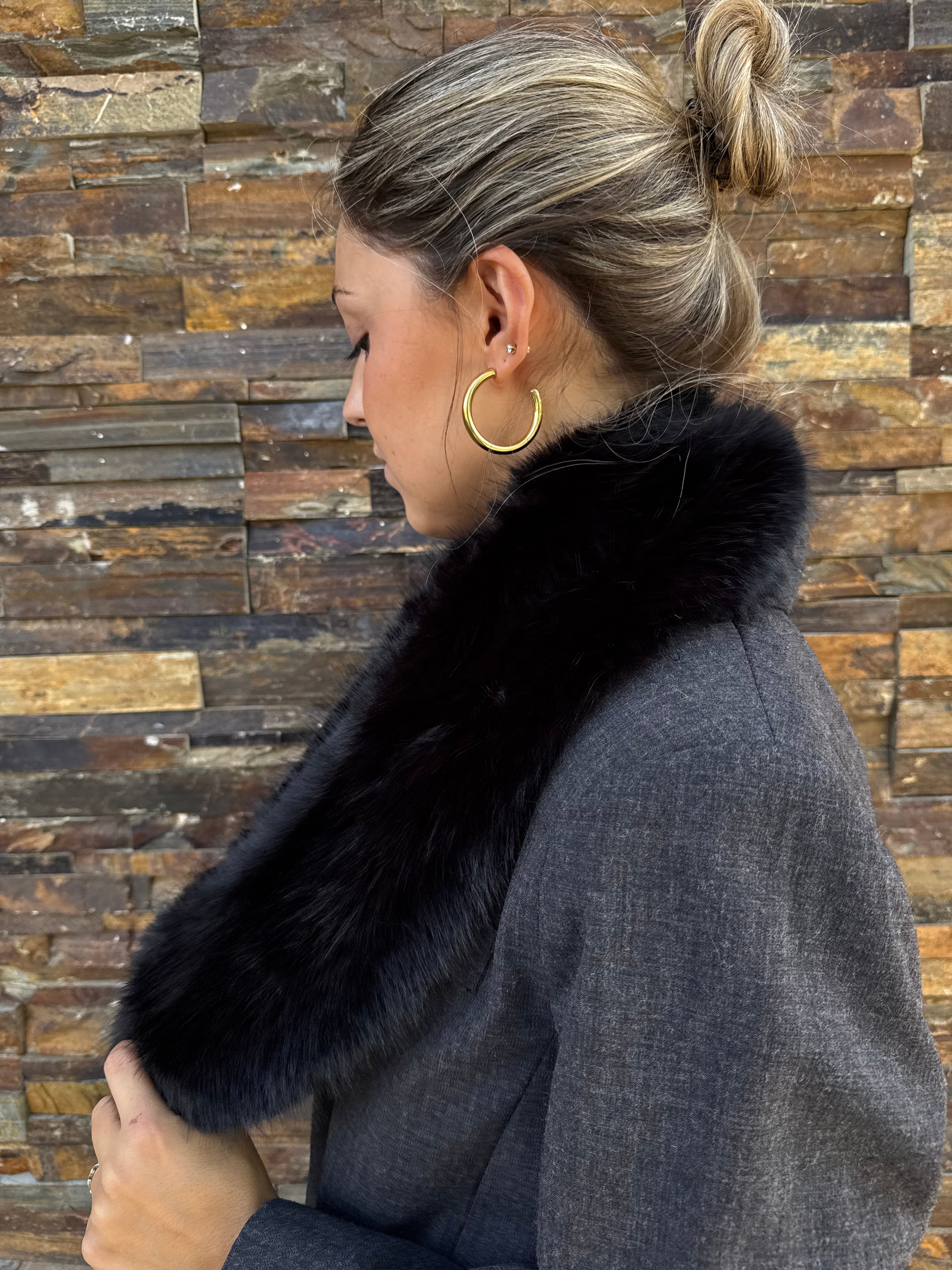 Cuello de pelo negro con cierre