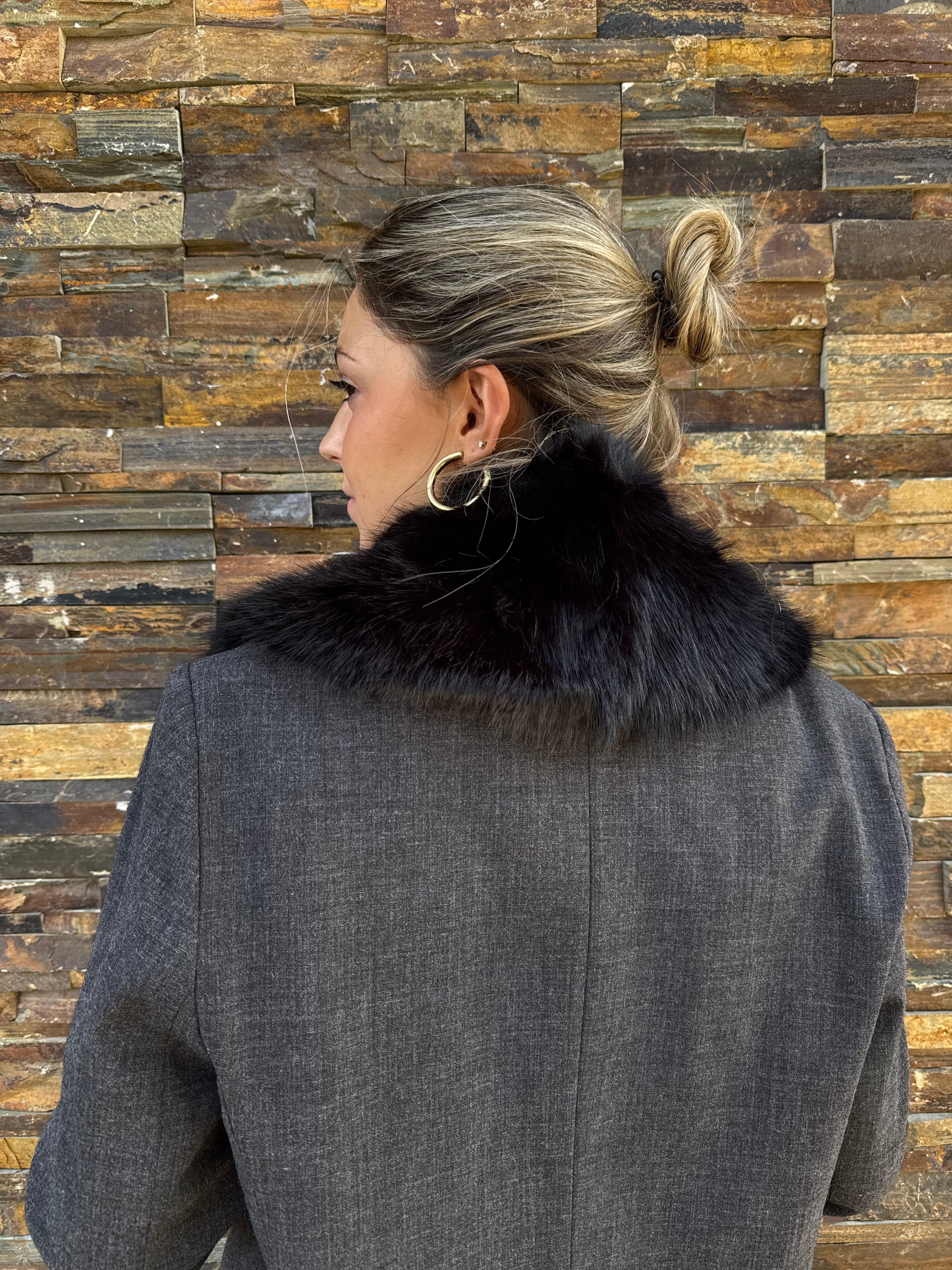 Cuello de pelo negro con cierre