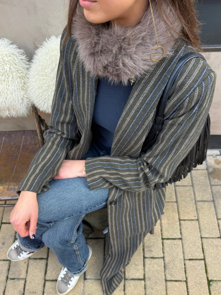 Cuello de pelo rodondo topo