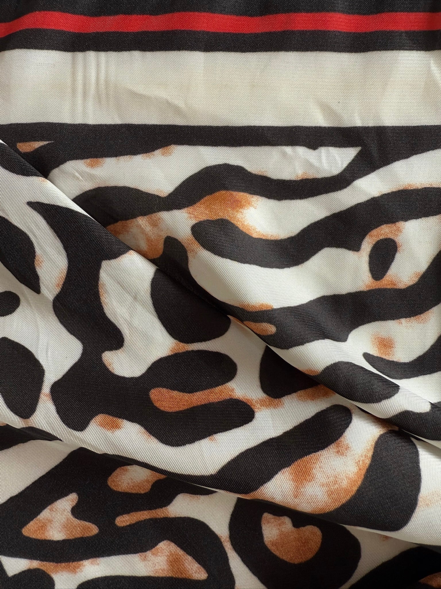 Pañuelo animal print borde rojo