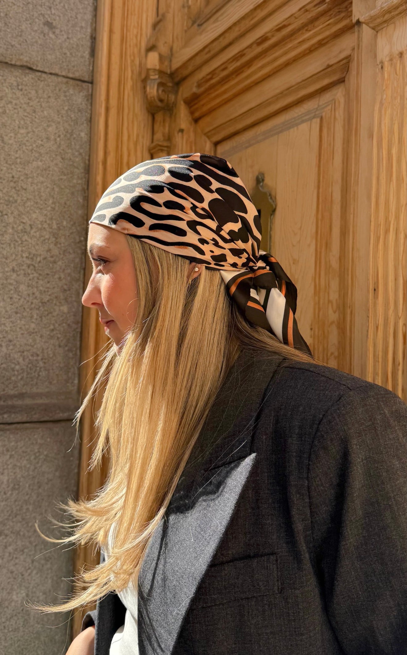 Pañuelo animal print borde marrón