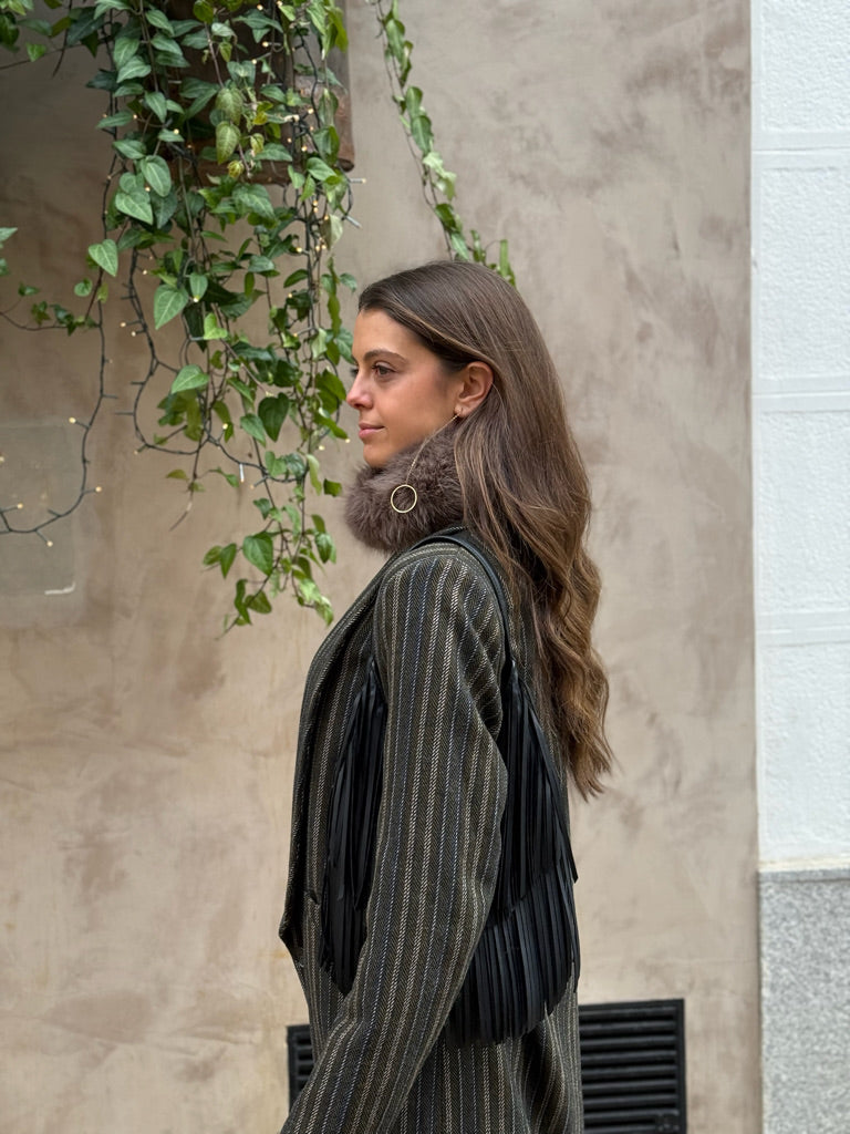 Cuello de pelo rodondo topo