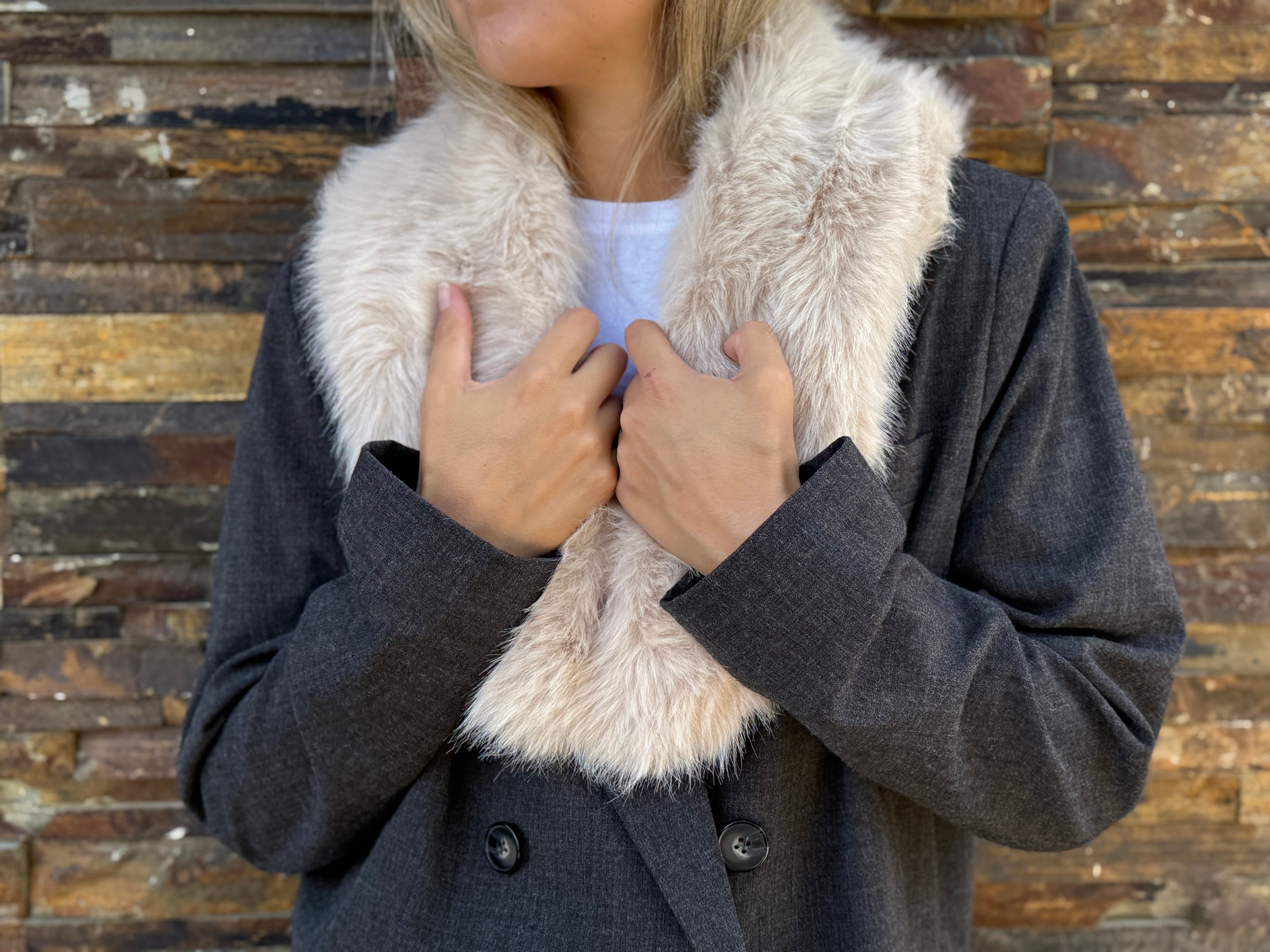 Cuello de pelo blanco con cierre