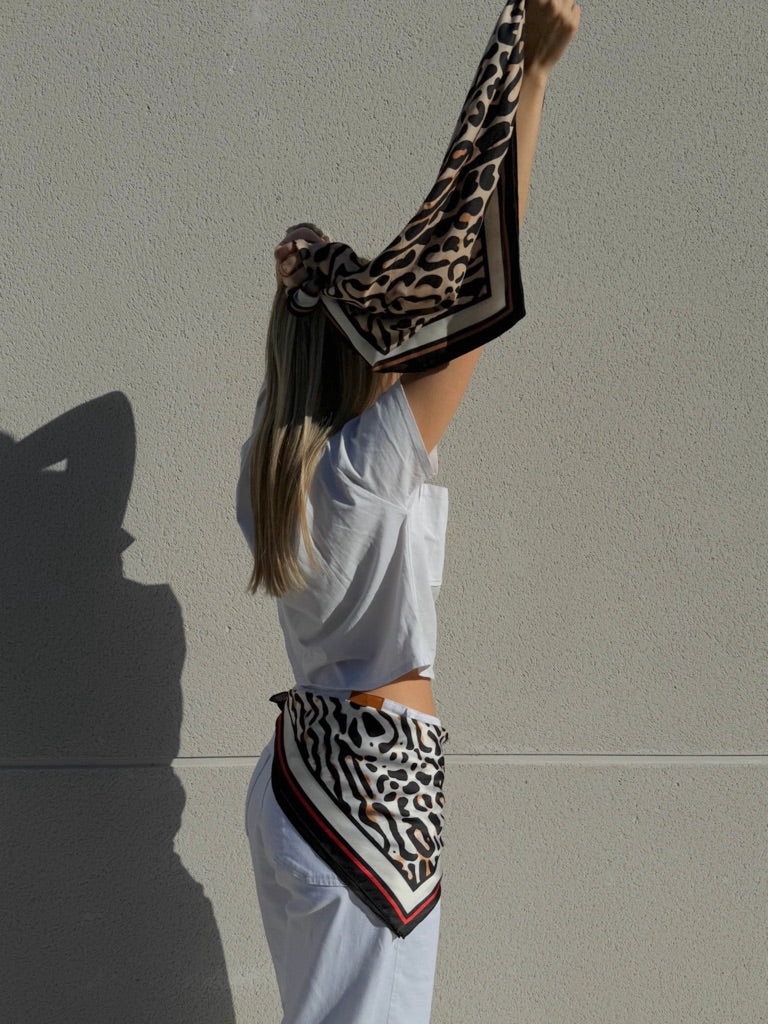 Pañuelo animal print borde rojo