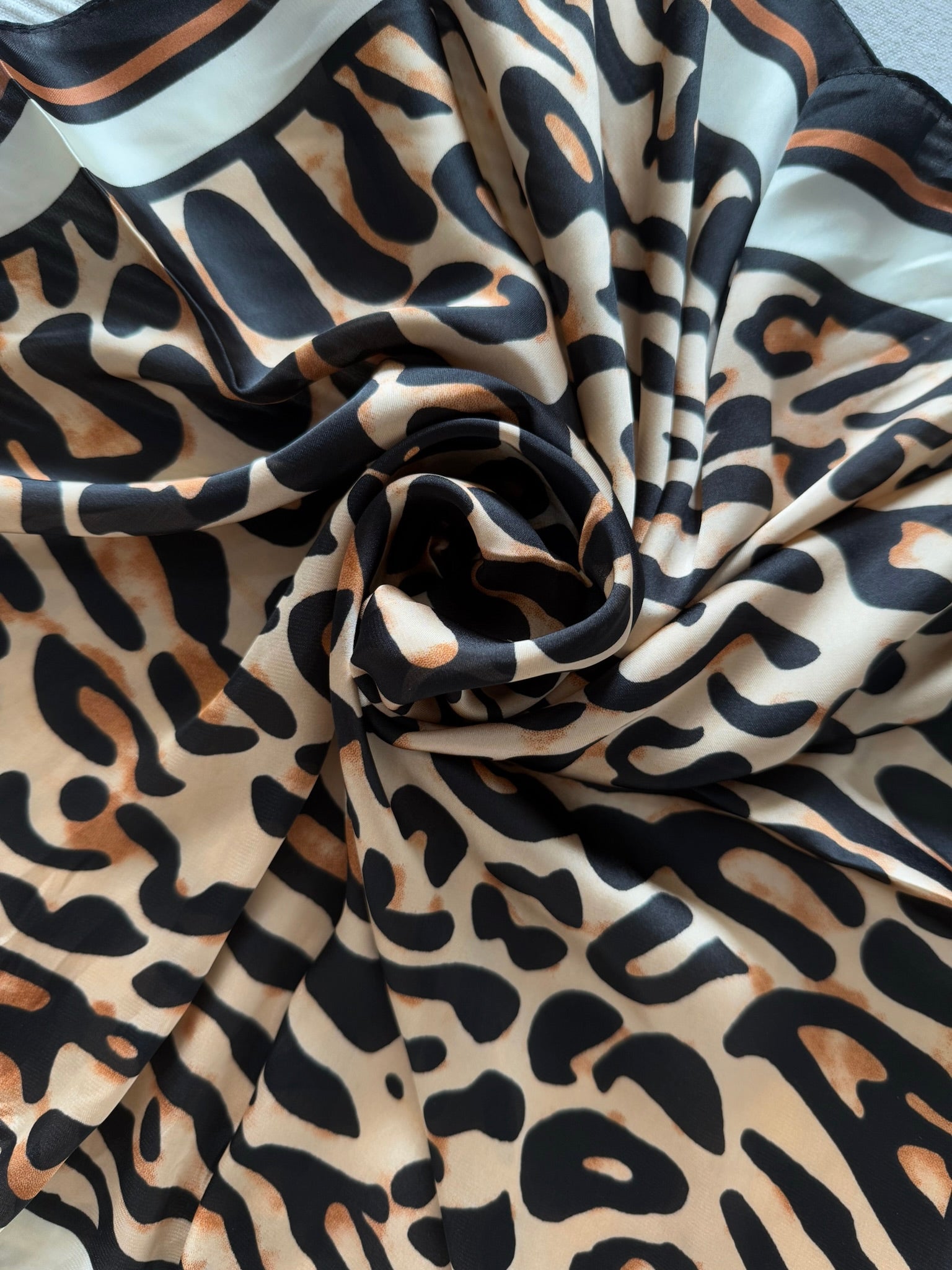 Pañuelo animal print borde marrón