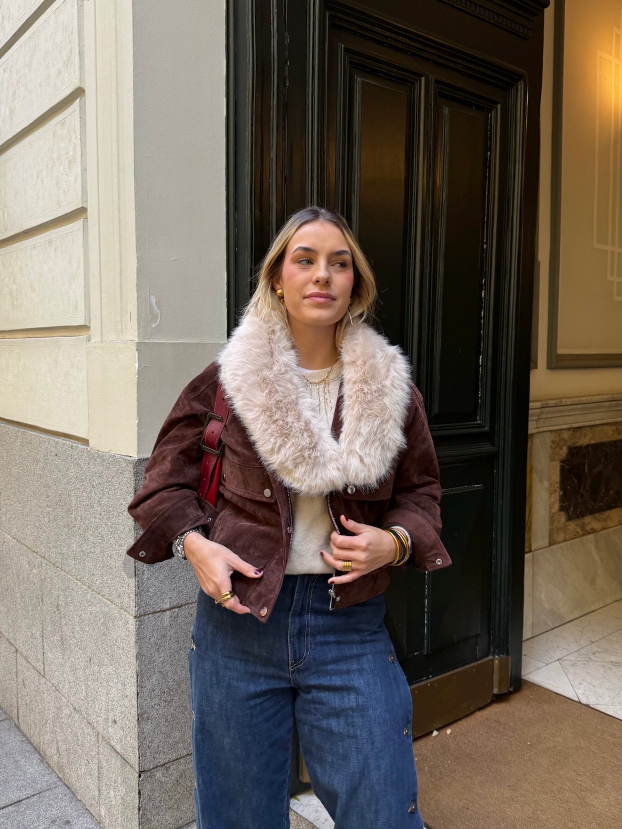 Cuello de pelo blanco con cierre