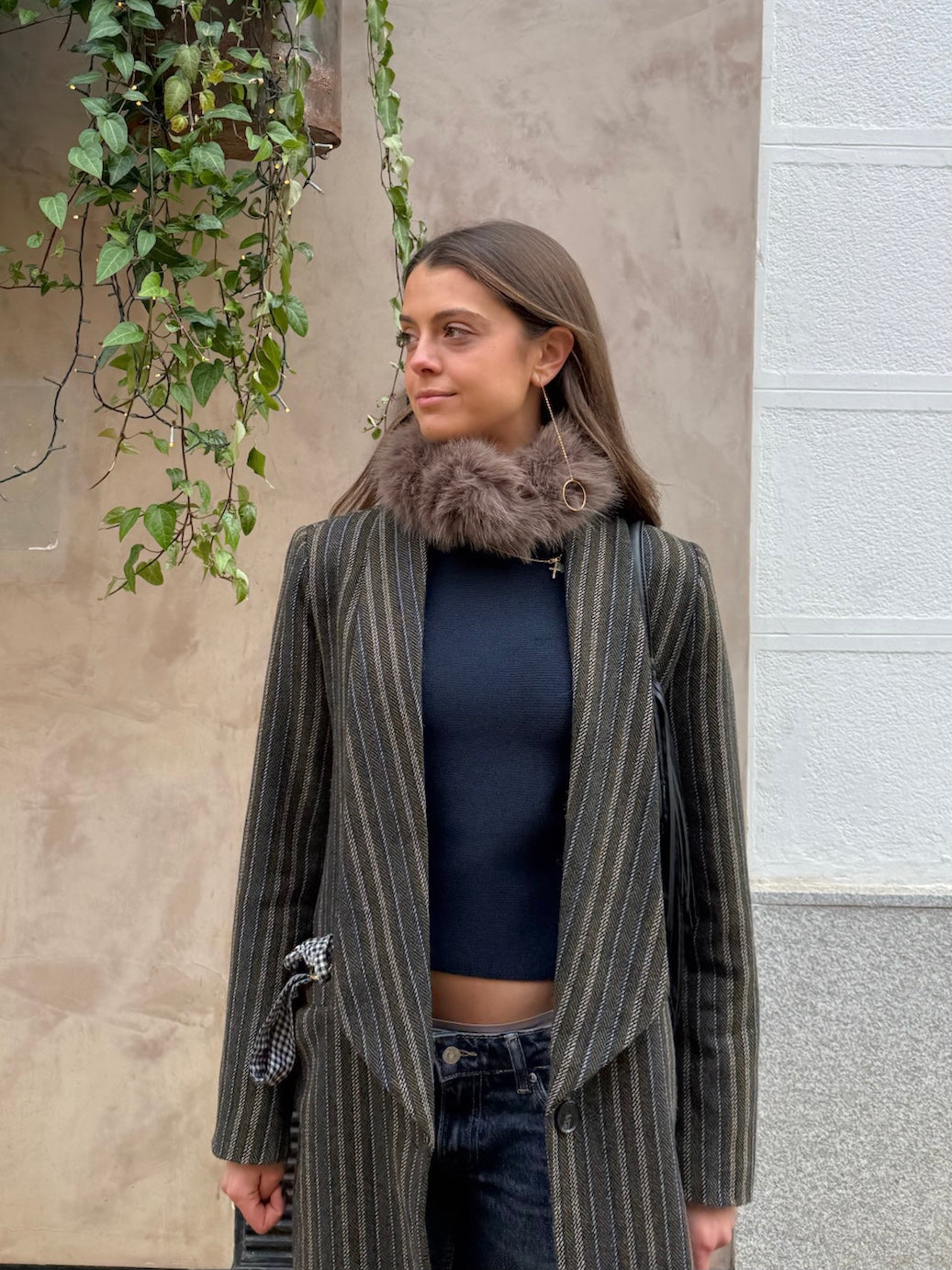 Cuello de pelo rodondo topo