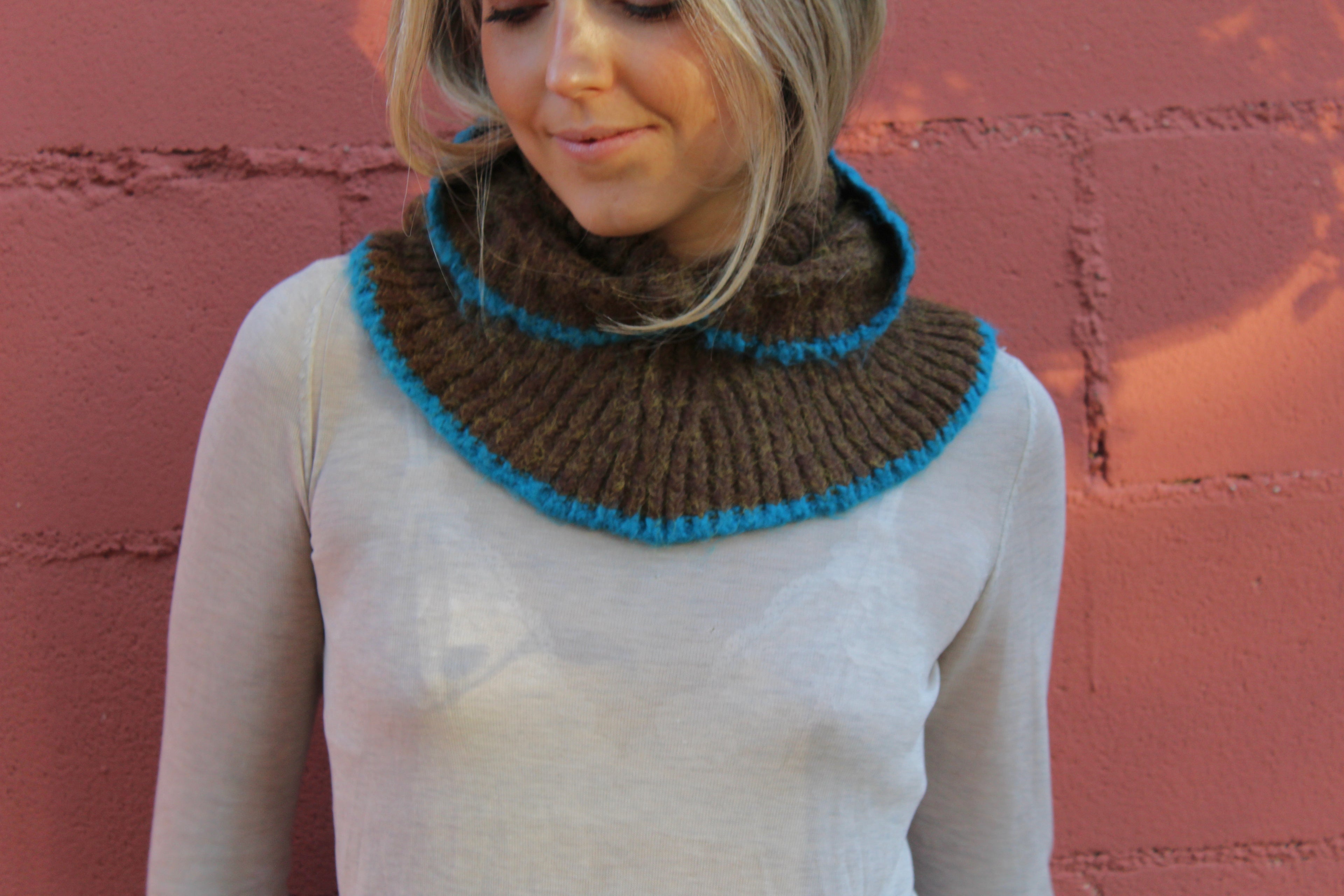 Balaclava bicolor marrón oscuro y azul