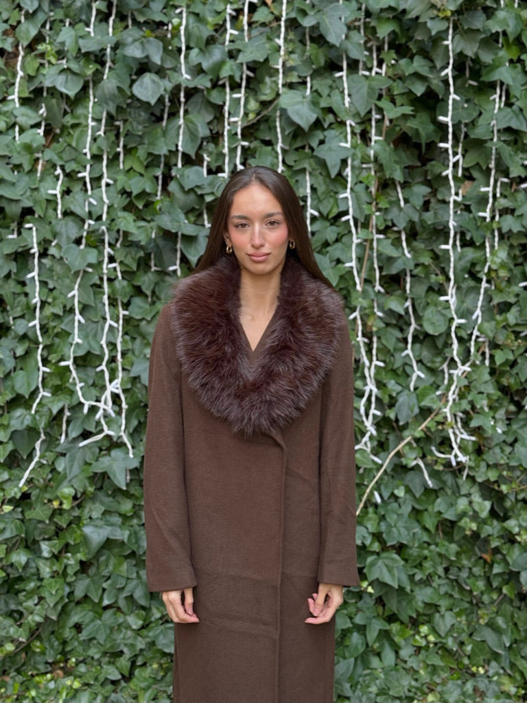 Cuello de pelo marrón oscuro